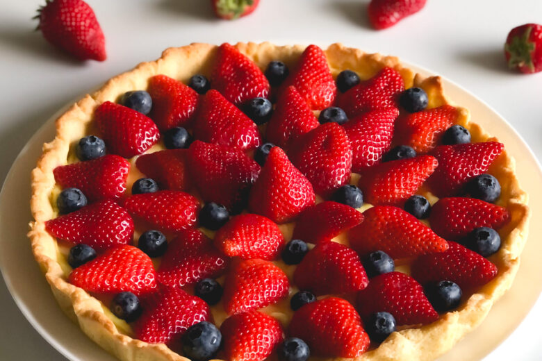 Crostata con crema pasticcera e fragole fresche