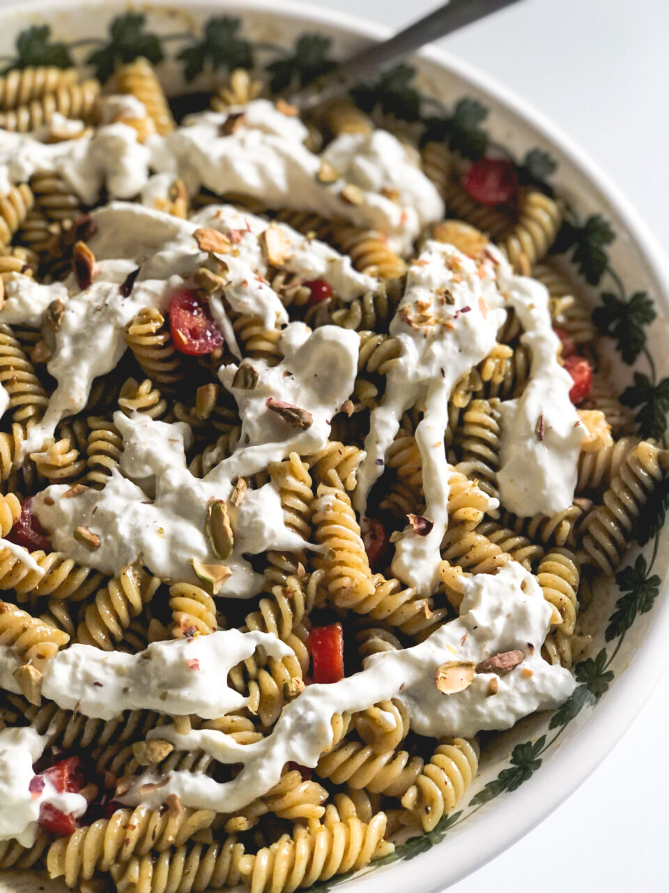 Pasta fredda con pesto di pistacchi e stracciatella 