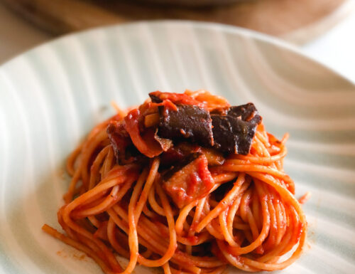 Pasta rossa con melanzane saltate